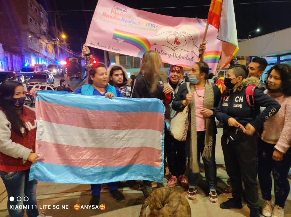 Sosteniendo la bandera trans en una jornada de visibilidad