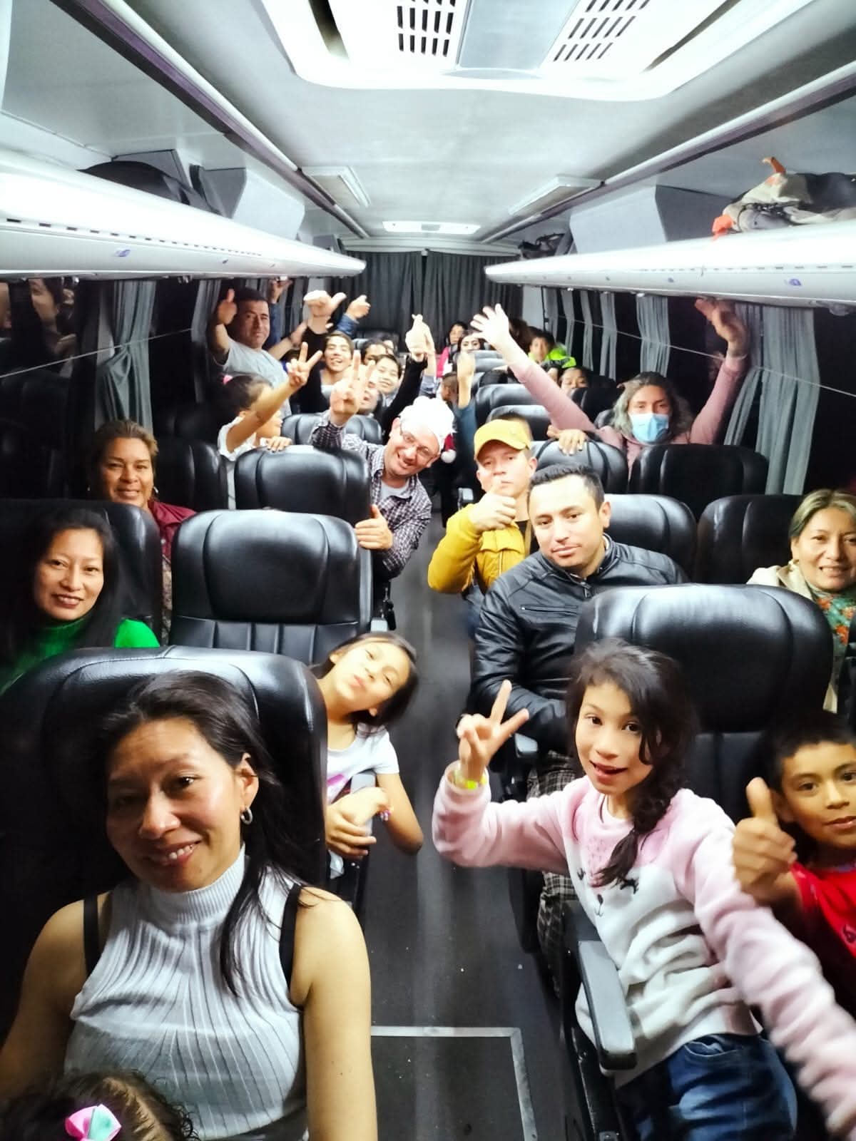 Paseo en bus con familias y niñes celebrando