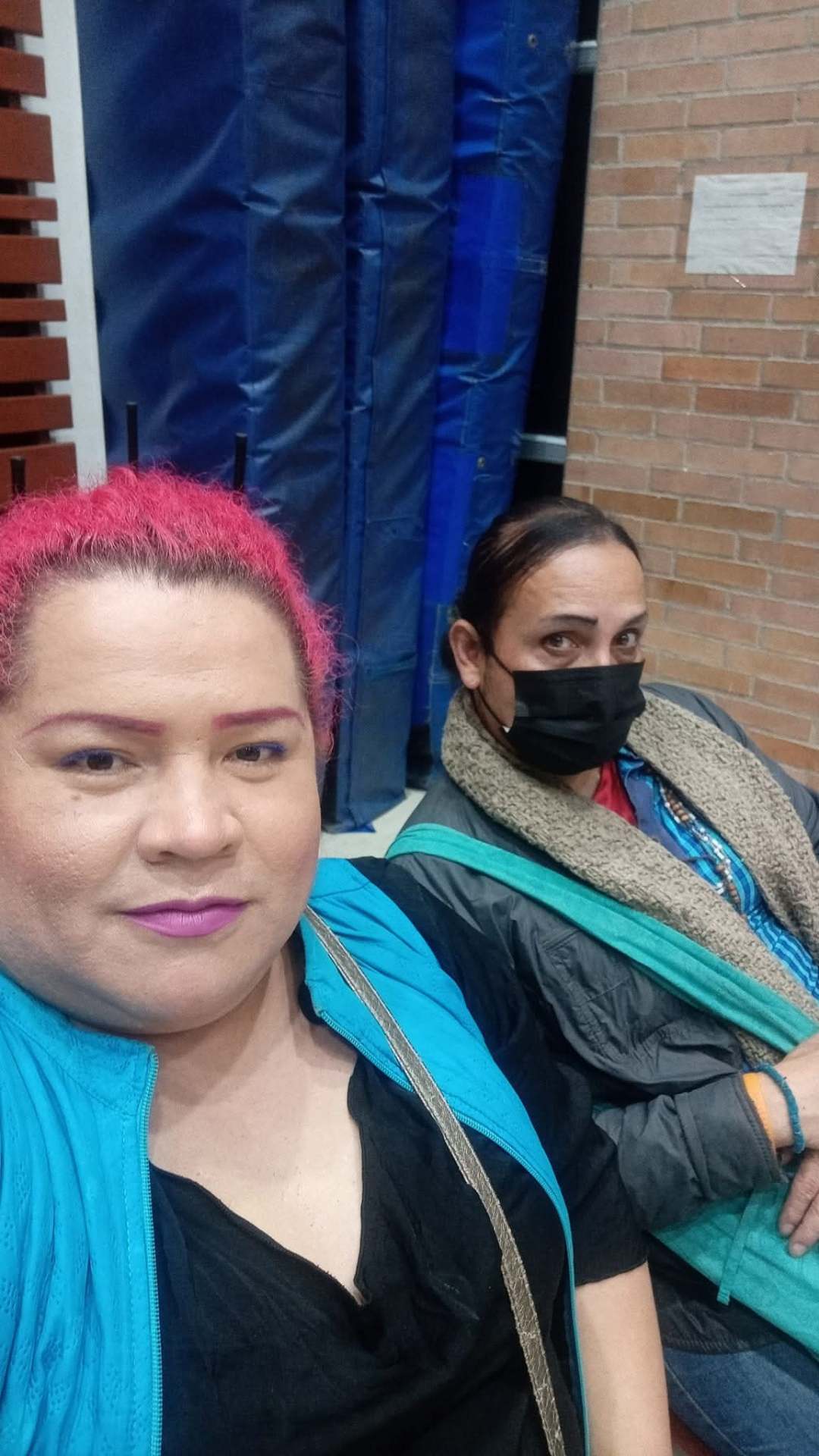 Compañeras de la fundación en un encuentro nocturno