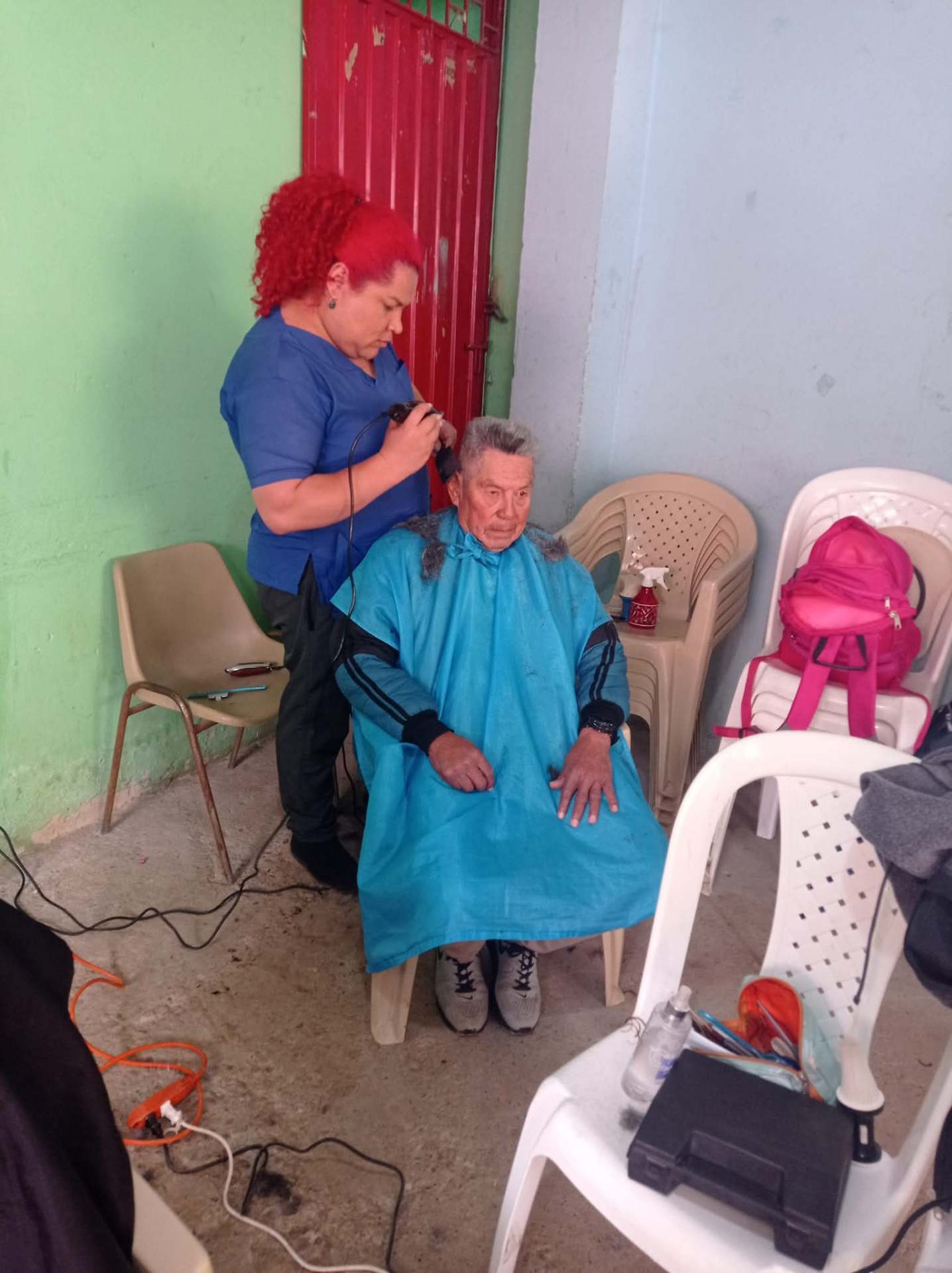 Servicio de peluquería gratuito para adultos mayores en la sede