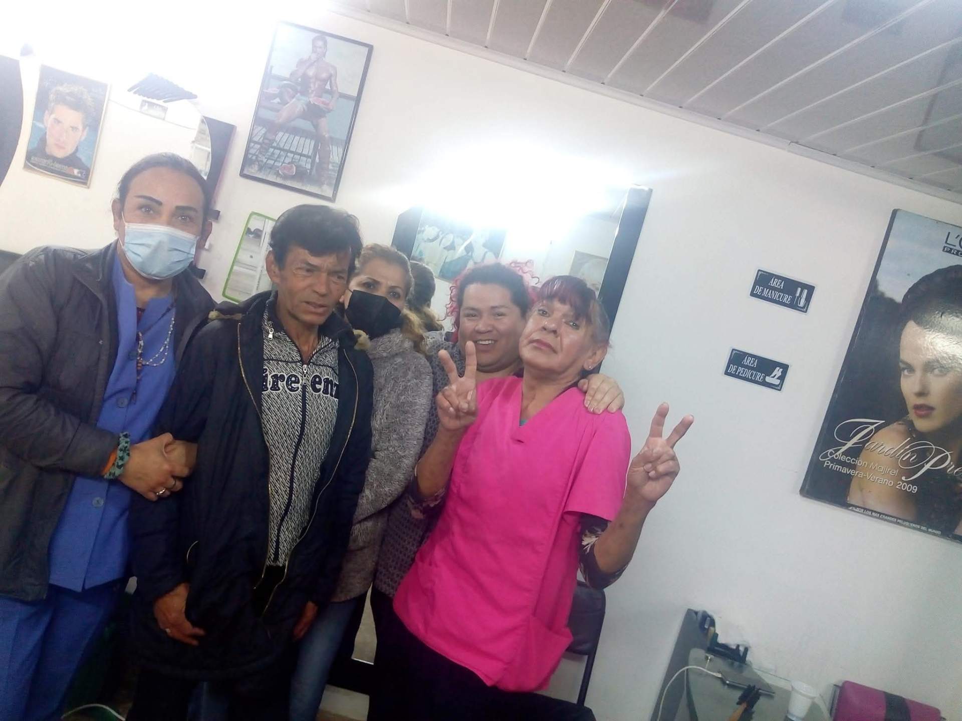 Equipo de la fundación celebrando juntes en la sede