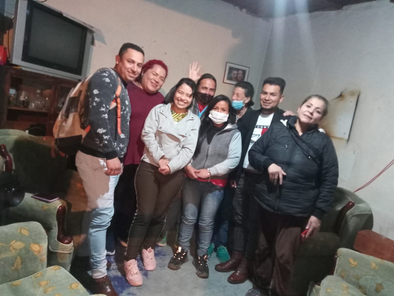 Equipo de la fundación reunido en una visita de hogar