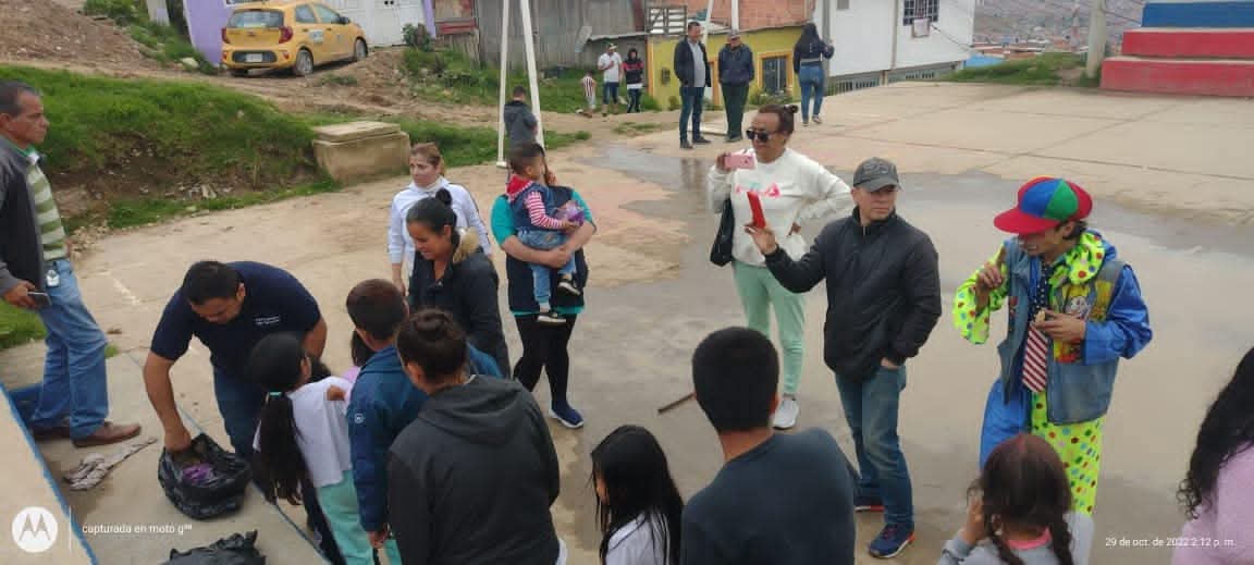 Jornada comunitaria con niñes, familias y un payaso animador