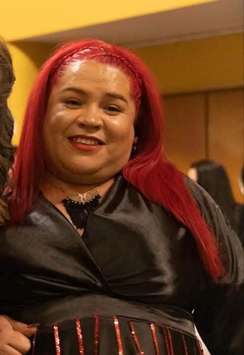 Liderasa de la fundación sonriendo en evento
