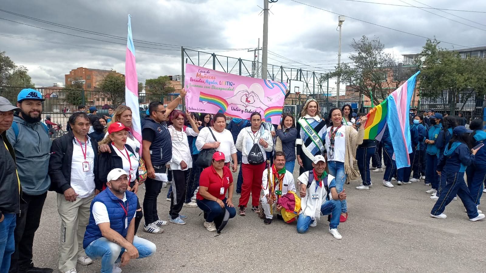 Grupo de la fundación en una marcha por los derechos LGBTIQ+ con bandera trans