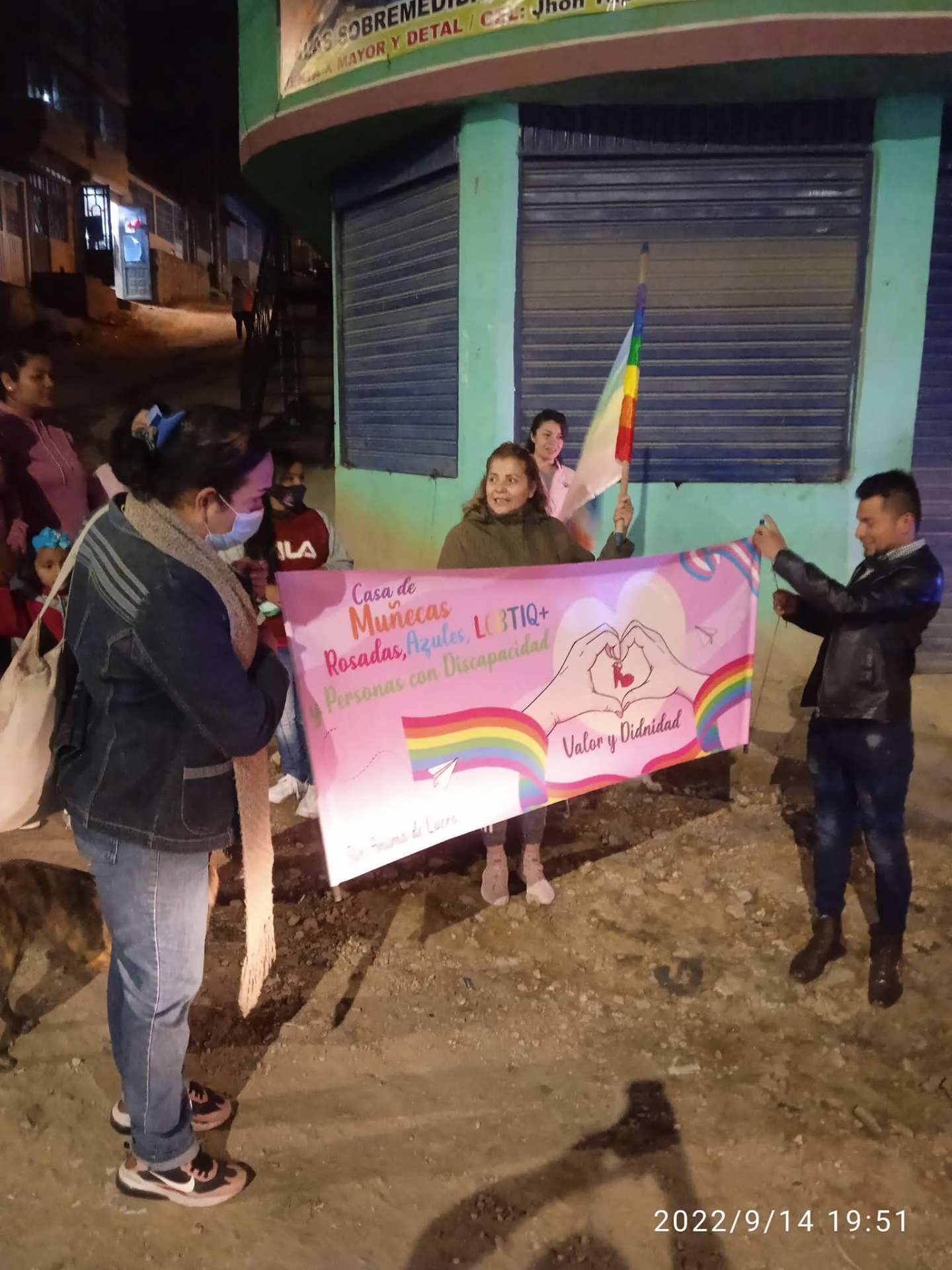 Encuentro nocturno con la pancarta de Casa de Muñecas en el barrio