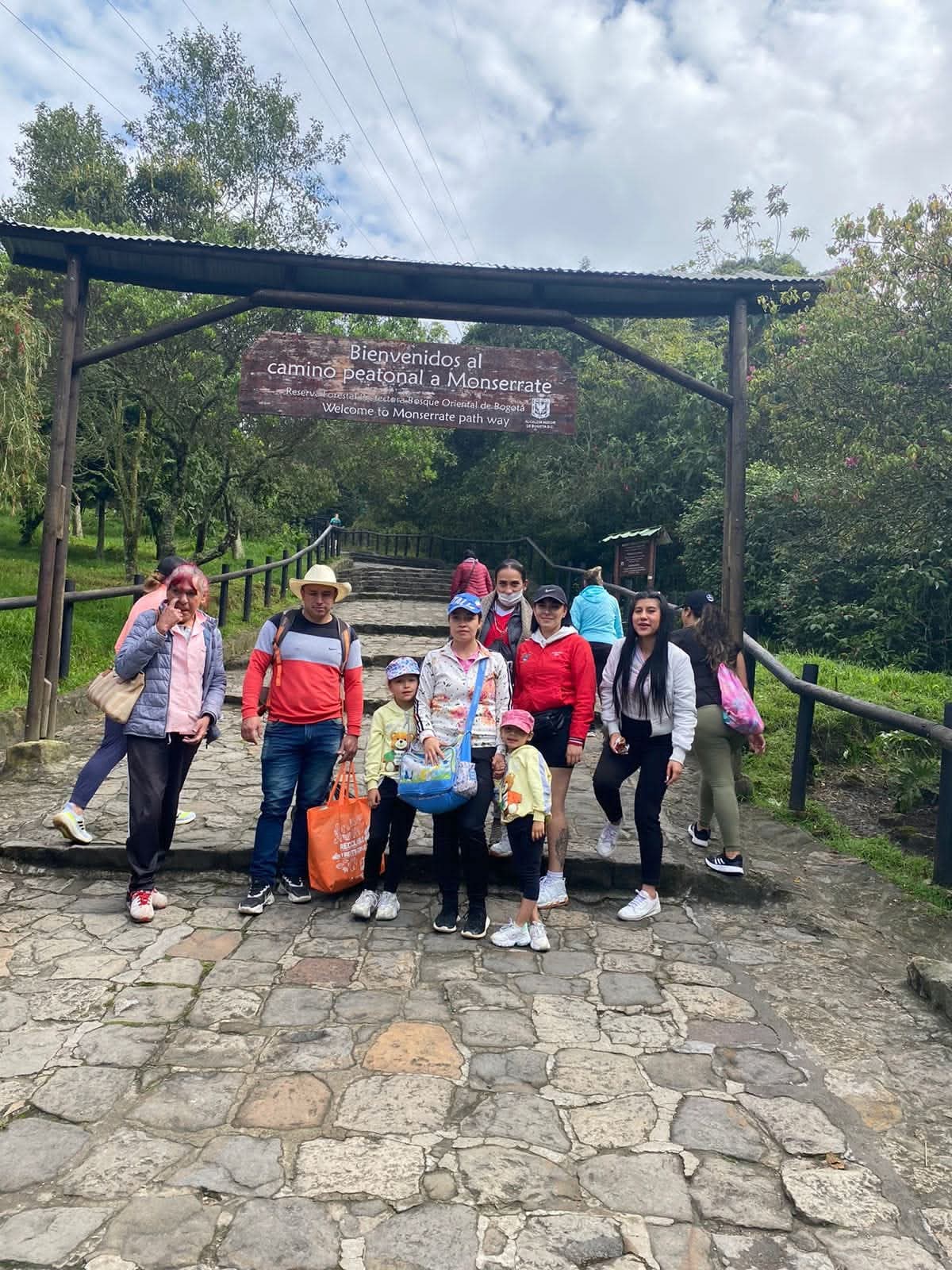 Salida comunitaria al camino peatonal a Monserrate, Bogotá