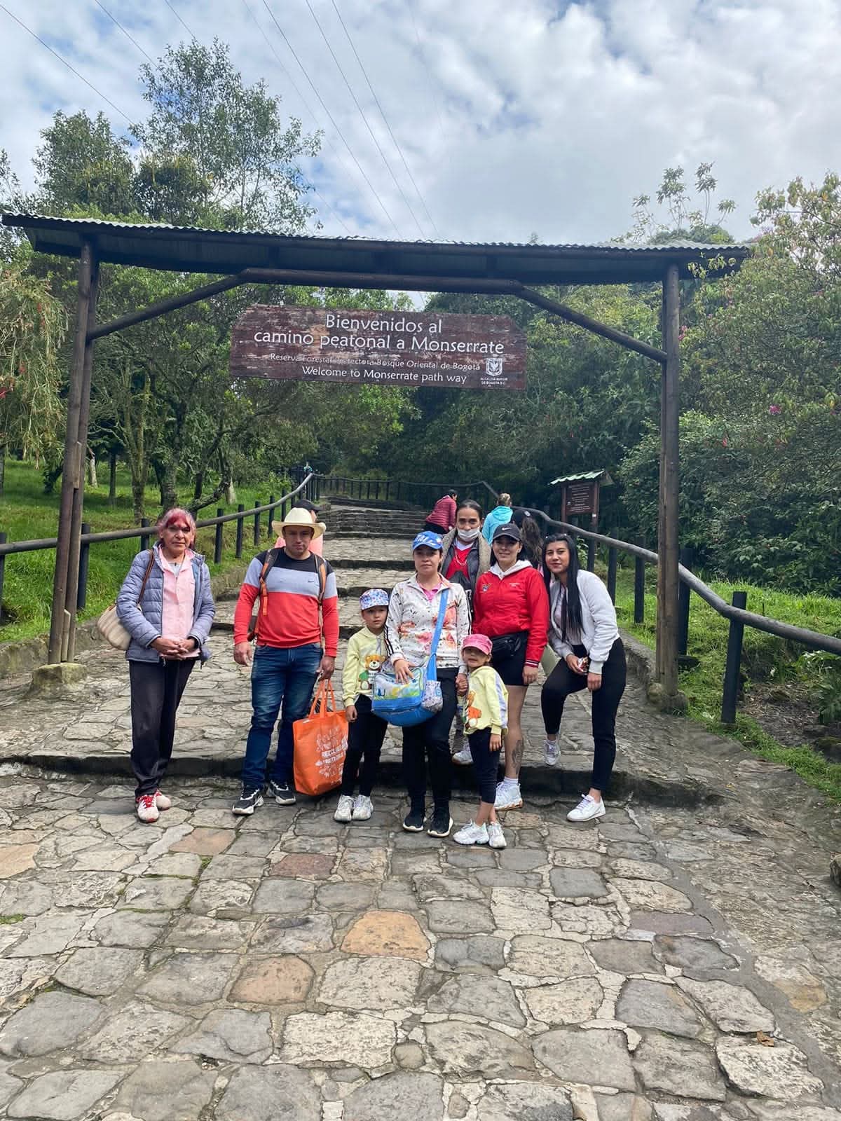 Grupo de la fundación posando en la entrada al sendero de Monserrate