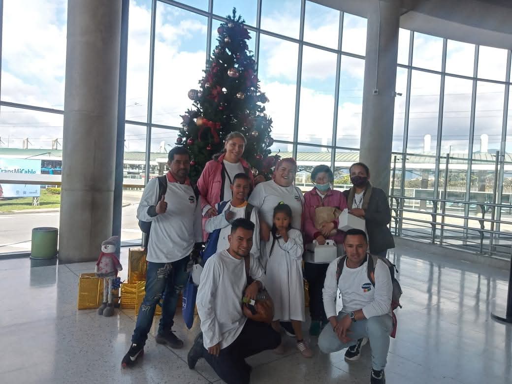 Jornada navideña con regalos para niñes y familias