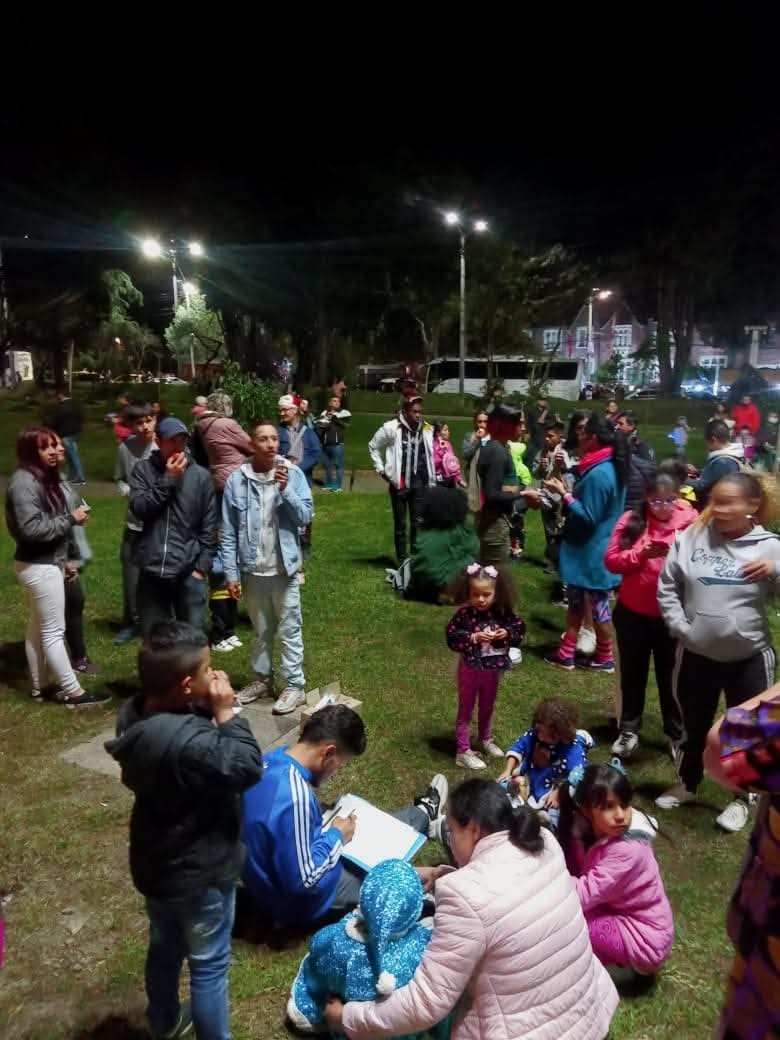 Encuentro nocturno en parque con familias y niñes