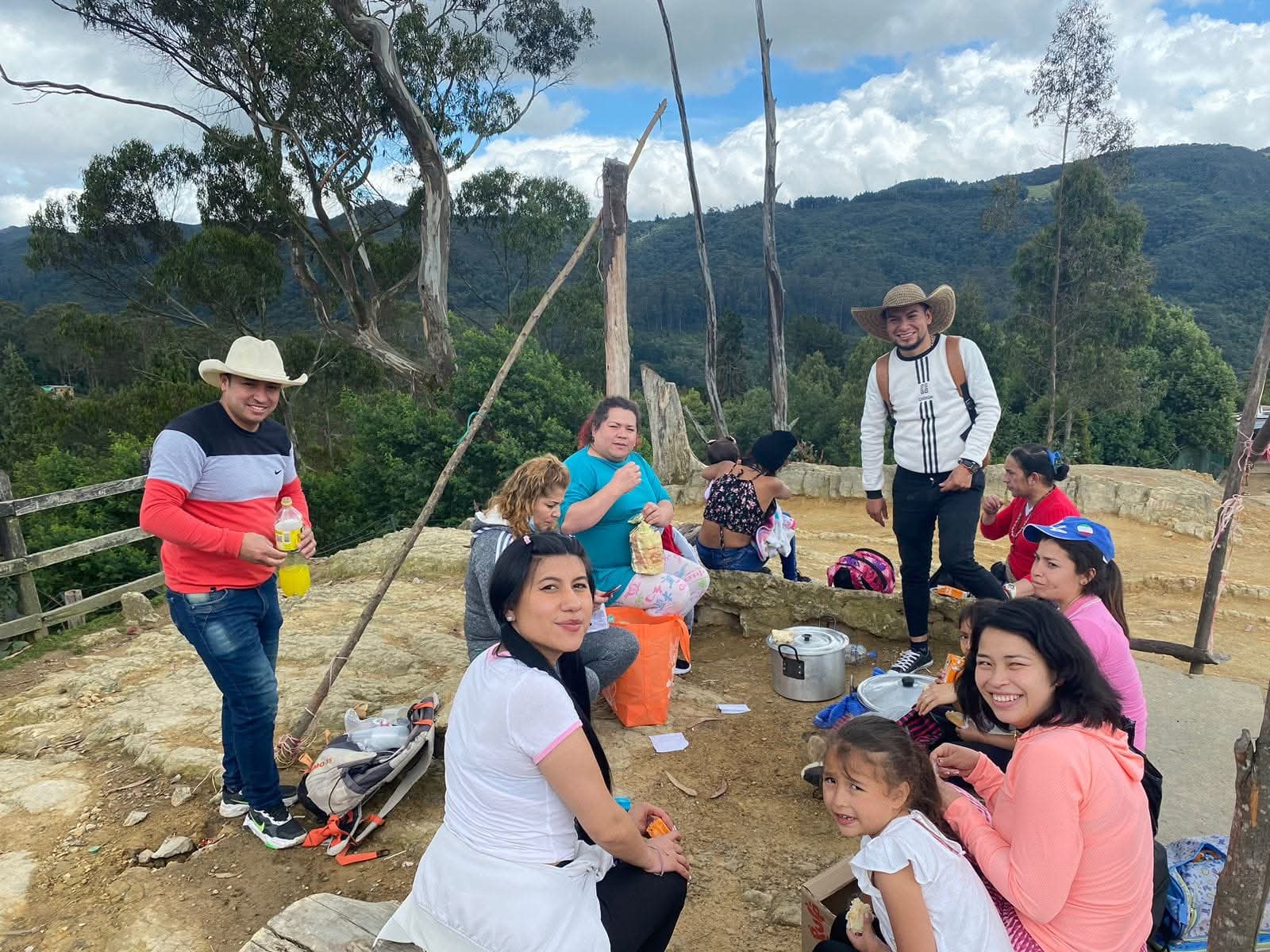 Paseo familiar en la montaña: comida compartida y vista al paisaje