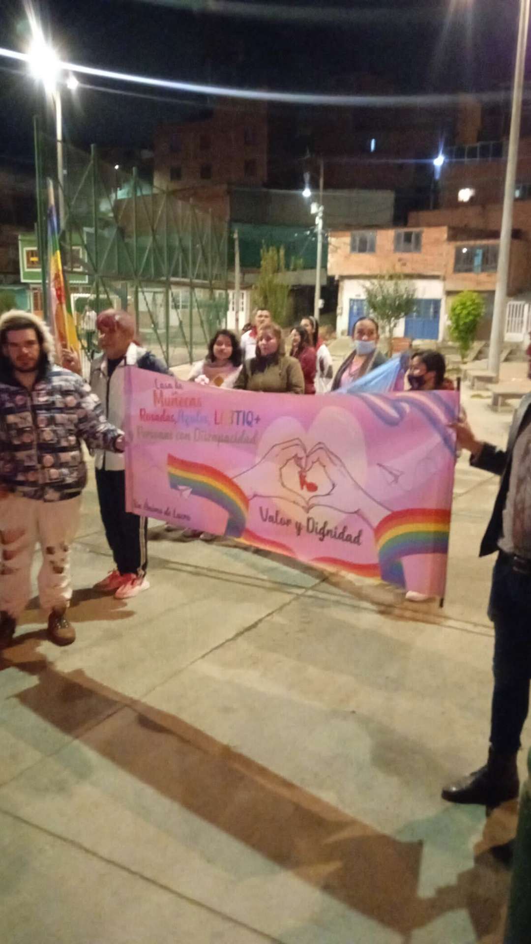 Encuentro comunitario en plaza con la pancarta de la fundación