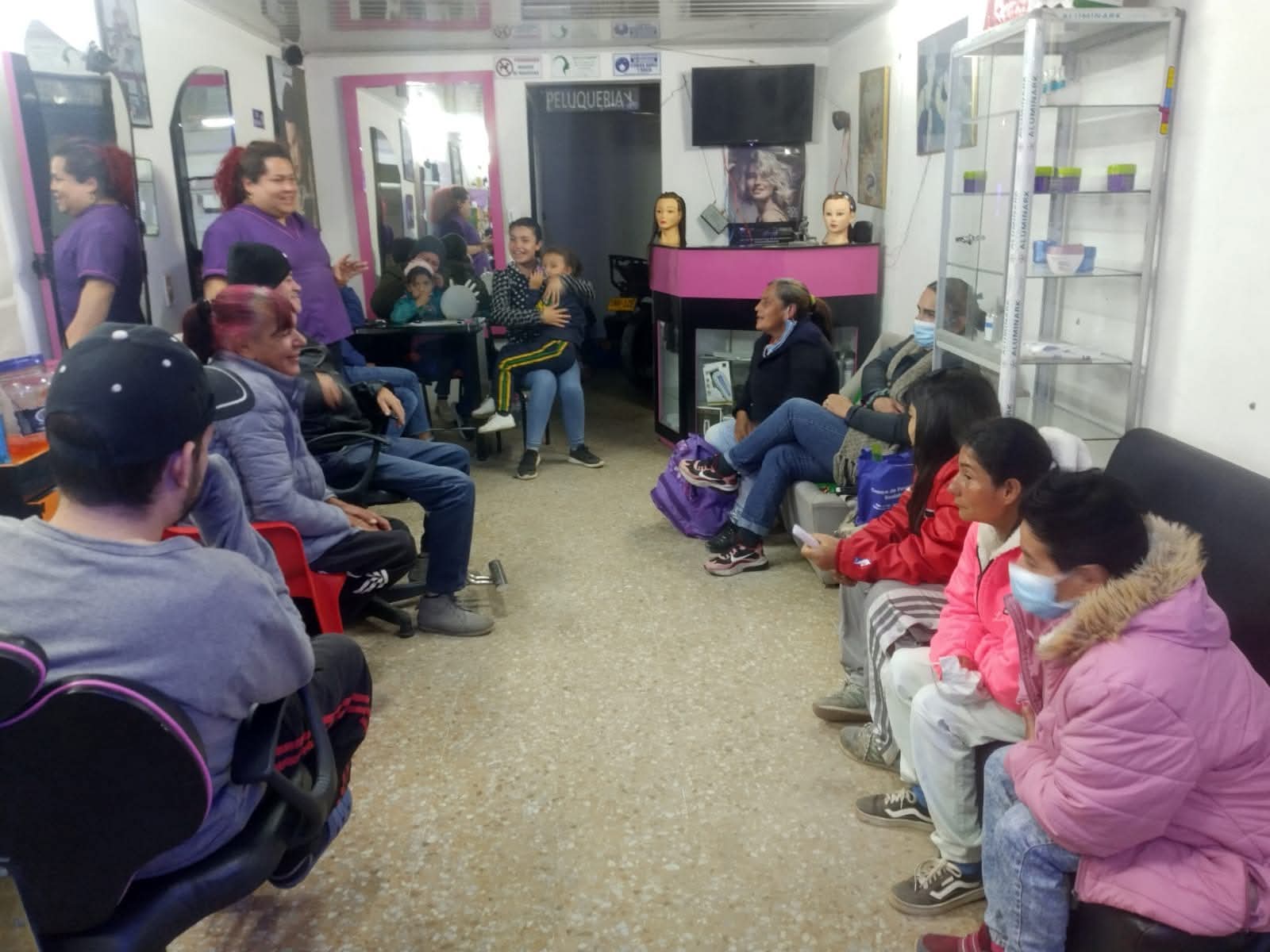 Reunión comunitaria en la sede con personas trans, mujeres y familias