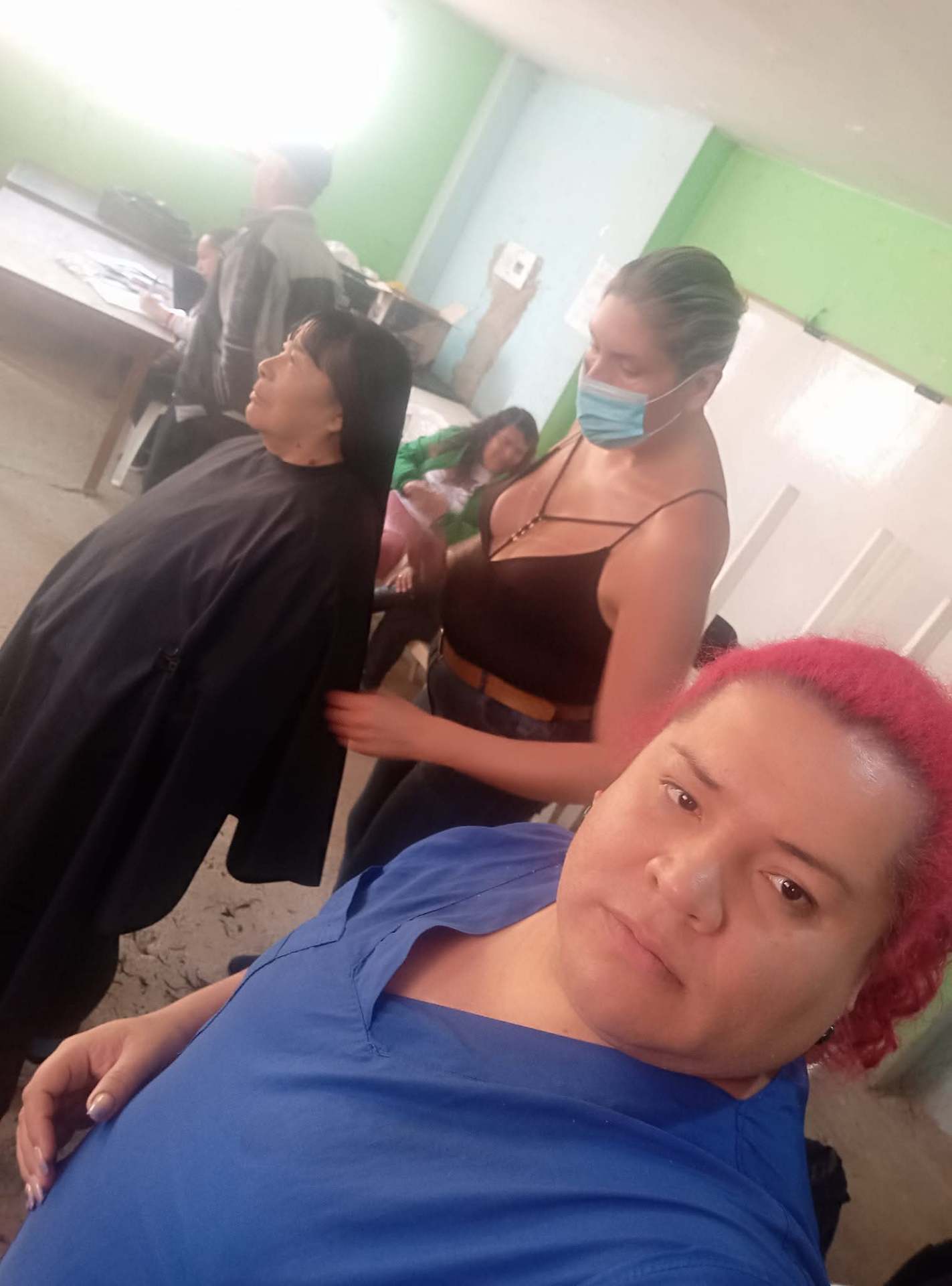 Taller de belleza y peluquería con mujeres de la fundación